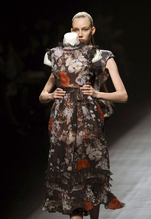 La firma japonesa Monotari Ono presentó sus nuevas prendas durante un desfile celebrado en el ámbito de la Semana de la Moda de Tokio.