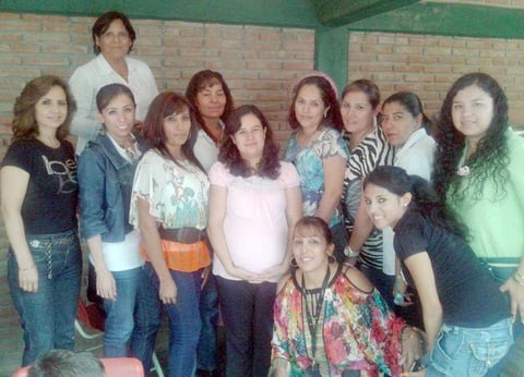18102012 CANASTILLA.  Rocío Márquez Saldaña junto a Lourdes, Tony, Samantha, Margarita, Meny, Soledad, Nancy, Ángeles y Lety, compañeras de trabajo, quienes fueron las organizadoras de su 'baby shower'.