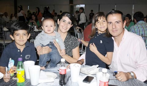 19102012 EN FAMILIA.  Osvaldo, Carito, Carolina, Diego y Osvaldo Jr.