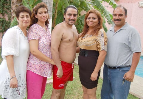 20102012 EN UN CUMPLEAñOS.  María del Rosario, Marta, Armando, Josefina y Nacho.