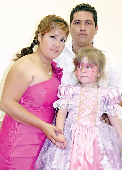 22102012 PERLA  Yuliana Zamora García acompañada de sus papás.