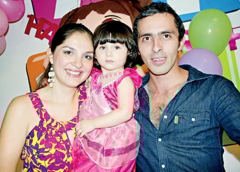22102012 VALENTINA  Ramos Romo y sus papás.