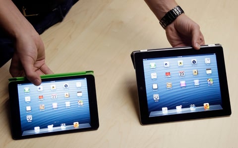 El nuevo iPad mini tiene una pantalla, sin Retina, de 7.9 pulgadas (el iPad cuenta con una de 9.7 pulgadas), mide 7.2 mm de grosor, una cuarta parte de lo ancho de su predecesores y pesa alrededor de 300 gramos (53% más ligero).