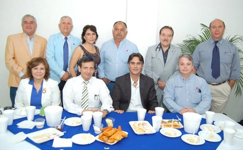 24102012 REPRESENTANTES  del Hospital Universitario, del Club Rotario de Torreón y de Peñoles, acudieron a la celebración.