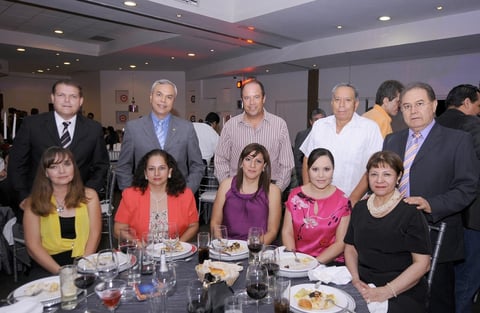 25102012 MéDICOS  del Sanatorio en compañía de sus esposas, acudieron al festejo en su honor.