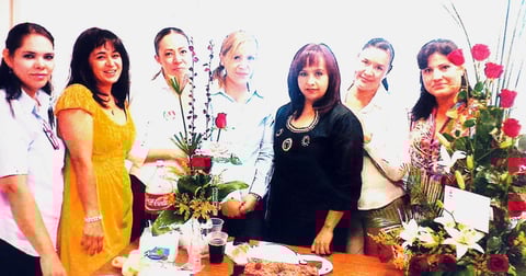 23102012 CELEBRACIóN.  Sandra Lorena Arreola Franco junto a sus compañeras de trabajo, el día que festejó un año más de vida.