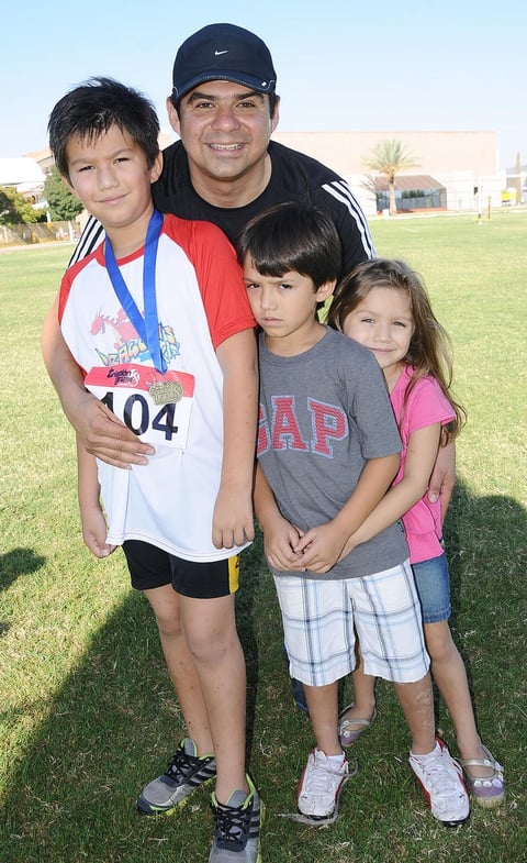 24102012 JUAN CARLOS  García Colores con los pequeños Juan Pablo, Andrés y Camila.