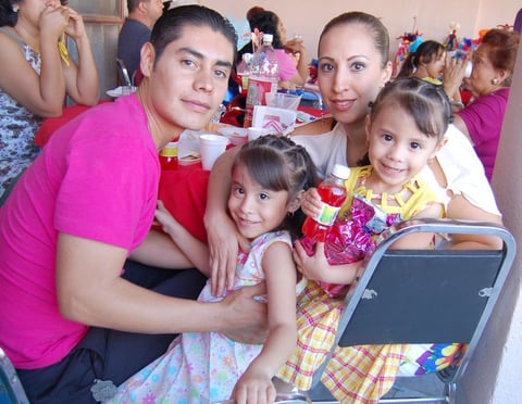 24102012 ISAAC,  Aurora, Ángeles y Lucy.