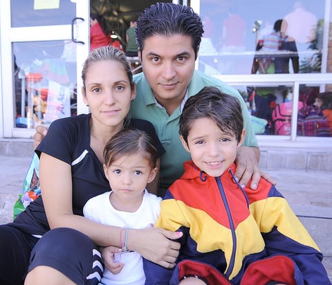 23102012 LAURA , Fernanda, Sebastián y Humberto.