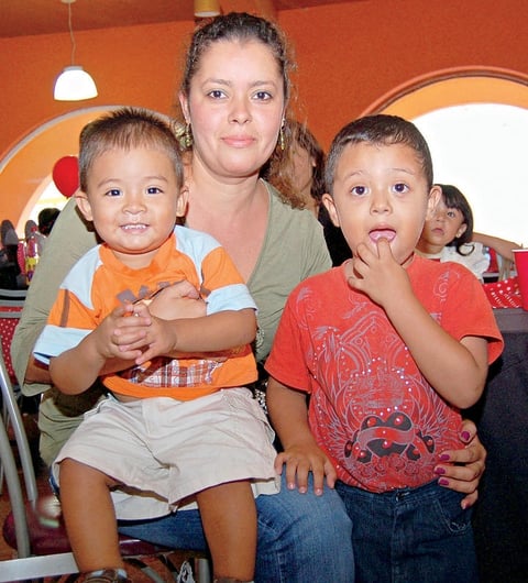 23102012 MARíA  Osuna junto a los pequeños José Carlos y Carlos.