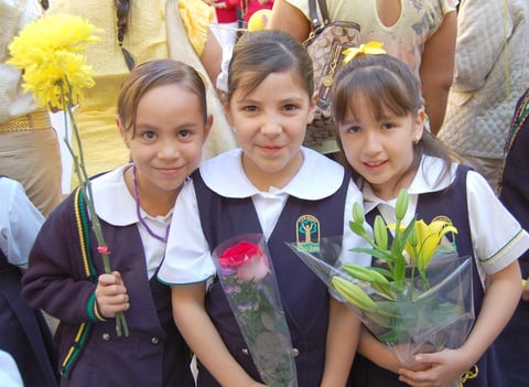 26102012 FESTEJO ESCOLAR.  Natalia, Jéssica y Jocelyne.