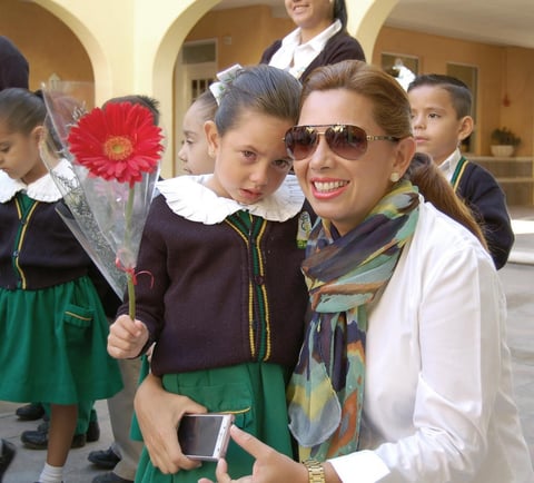 27102012 FESTEJO ESCOLAR.  Karime y Karine.