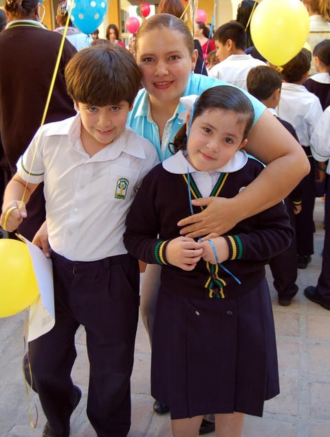 27102012 EN FAMILIA.  Carlos, Denisse y Karla.