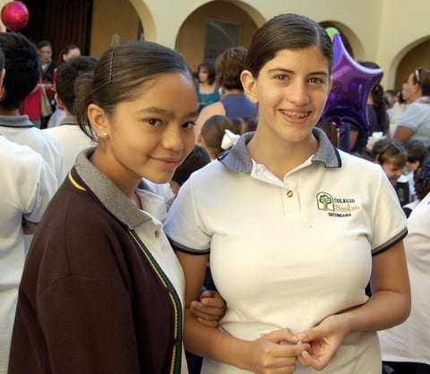 27102012 ENTRE AMIGAS.  Karol y Elizabeth.
