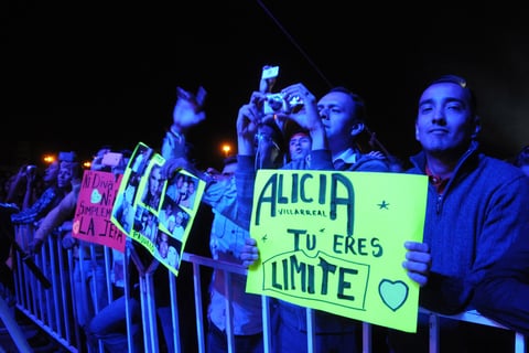 Muchos de los que acudieron al baile lo hicieron únicamente por Alicia, tan es así que se "acompañaron" de pancartas de apoyo a su ídola, en las que podía leerse "Alicia eres la Jefa" o "Alicia tú eres Límite".