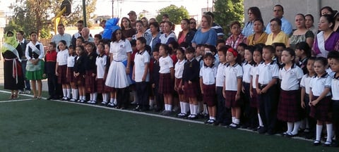 28102012 LOS HONORES  estuvieron dirigidos por los peque