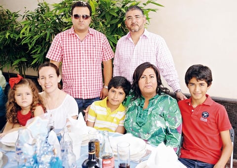 28102012 LUIS , Luis, Laura, Camila, Pamela, Roger, Laura y Leo.