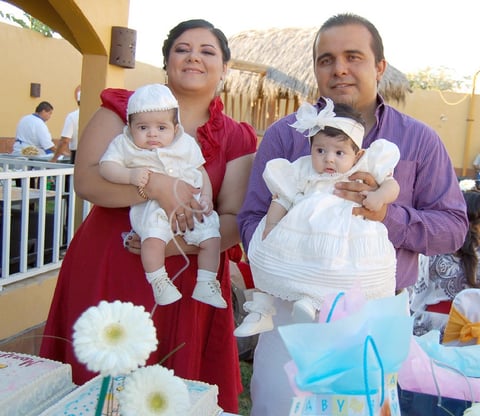 28102012 MARíA FERNANDA  y Mateo de Jesús Quezada Ramírez con sus papás C.P. Mayra Dayana Ramírez Ramos e Ing. Brandy Antonio Quezada Castro.