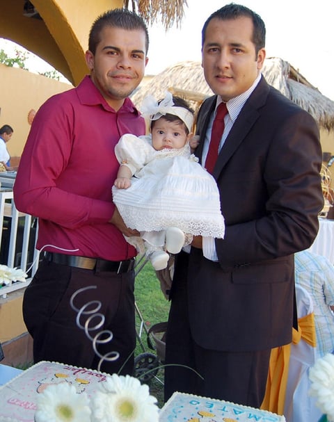28102012 MARíA FERNANDA  con sus padrinos, señores Francisco Amalio Quezada Castro y Dr. Carlos Alberto Ramírez Ramos.
