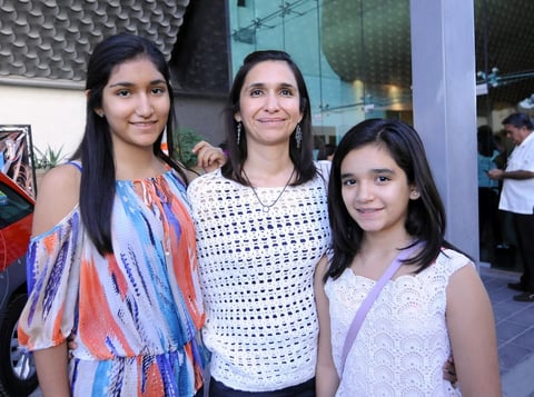 29102012 EN EL TEATRO.  Luisa, Pily y Andrea.
