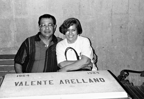 MANUEL Landeros Dávila y Leonarda Cervantes de Landeros en el Panteón Taurino de León, Guanajuato, hace varias décadas.