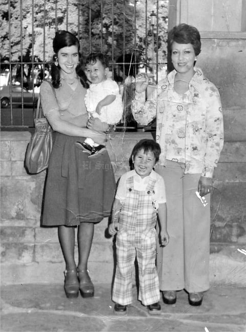 OFELIA Medina, en brazos Nancy Saucedo, Raymundo Mar (f) y Sra Amalia Sánchez de Saucedo, en Aguascalientes en 1975.