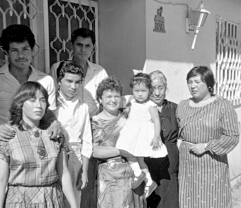 ABÉL y Gustavo Puentes Castro, Alicia Marchano Flores, José Alfredo, Liliana Soto Puentes, María del Socorro Puentes de Soto, Justina Reyes Moreno (f) y María Luisa Soto Reyes, en una fotografía tomada en 1985.