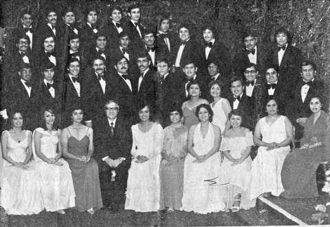 XXII GENERACIÓN DE CONTADORES PÚBLICOS “C.P. ENRIQUE REVUELTAS M.”
El 26 de octubre de 1977 obtuvieron su título de Contadores Públicos de la Escuela de Comercio y Administración, ciclo 73-77, (de izquierda a derecha, primera fila) Nefertiti Ávalos Vallejo, Concepción Villar Manríquez de Lara, Patricia Ulloa Sánchez, padrino de la Generación C.P. Enrique Revueltas Marín, Juanita Guerrero Macías, Elsa María Saavedra Urbina, Corina Margarita Ramos Tamayo, Adriana de Jesús Rivas Salcido, Esperanza Orrante Ríos, Martha Elia Ochoa Moreno; (segunda fila) María Esther Leyva Rodríguez, Alicia Calderón Díaz de León, Jesús Favela Limón; (tercera fila) José Luis Morales Moreno, Eduardo Mackula Romero, Carlos Alfonso Hernández Guerra, Adolfo Revueltas Marín, Miguel Papadópulos Villalobos, Agustín Anaya Llamas, Jesús Francisco González Guerra, Miguel Agustín Álvarez García, Raymundo Rodríguez Caldera, Hermilo Carranza Torres, Jorge Vázquez Zapata, Juan Manuel Silva Arellano; (cuarta fila) José Pedro Reyes Ponde, Ernesto Moreno Rodríguez, Juan de Dios Alvírez Ramírez, Eusebio Javier Lara Aguirre, Jesús Roberto Rodríguez Hernández, Feliciano Argumedo Macías, Héctor Medina Herrera, Mario Alberto Ríos Salas, Roberto Rábago Dávila, Elías Mata Romero, Víctor Hugo Arjón Meza; (quinta fila) Uriel Huízar Salas, Alberto Leal Tagle, Rogelio Contreras Muñoz presidente de la generación, Francisco Jacobo Tovar Medina, Jorge Márquez Salazar e Isaac Alfonso González Villanueva.