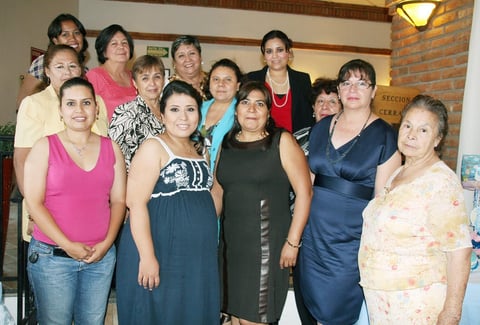 30102012 CANASTILLA.  Karina Pérez de Minor en compañía de las invitadas a su recepción.