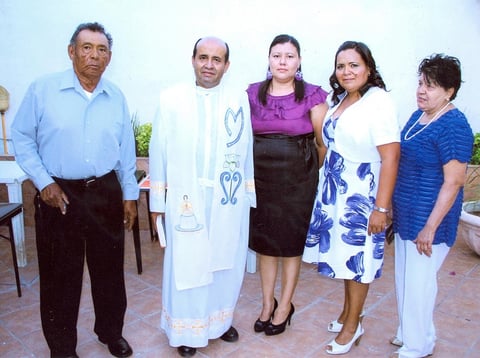 30102012 CELEBRAN.  Sr. Carlos de León, Pbro. Ramiro Mora, María de Jesús, Genoveva de León y Martha Olivares.