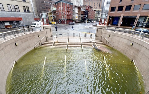 Esta mañana la región amaneció convertida en una enorme zona de guerra llena de inundaciones, edificios dañados, árboles caídos y propiedades e infraestructuras destruidas.