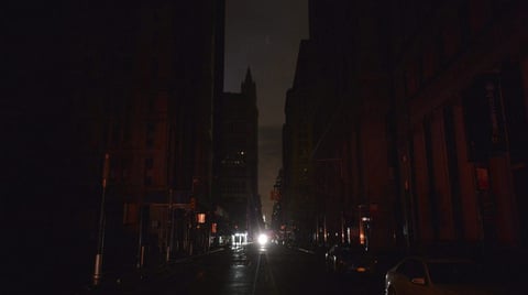 La Calle Broadway quedó en penumbras ante el paso de 'Sandy'. Con un total de 780.000 clientes sin servicio eléctrico desde ayer, la compañía ha batido su récord de cortes eléctricos registrados durante una tormenta, ya que en agosto del año pasado "Irene" dejó sin luz a cerca de 203.000 clientes.