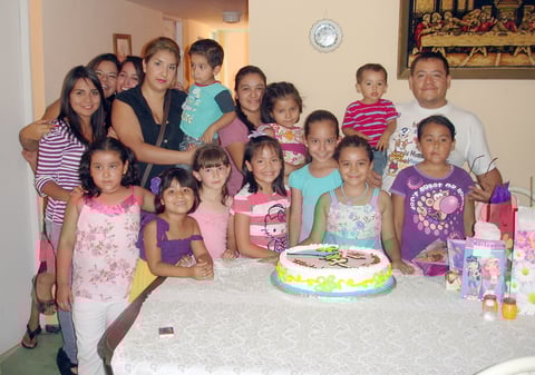 Esmeralda Jara Lomelí, en su cumple número siete, con sus primos y amigos.