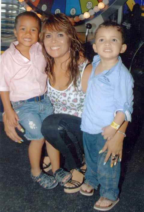 Pepe Luis con su mamá Rosy y su primito Iker.