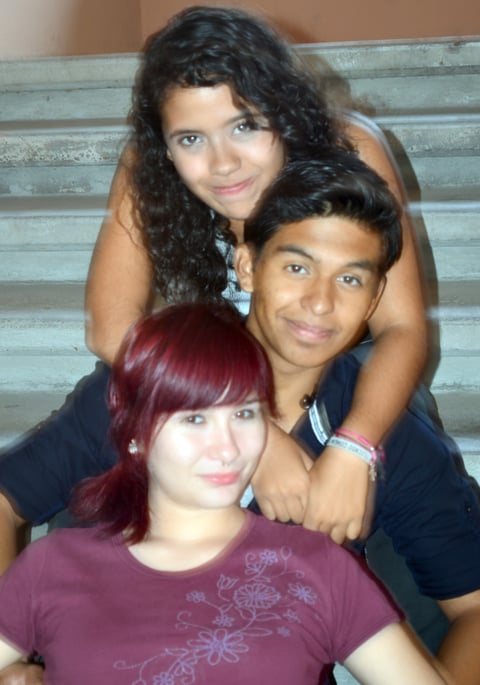 Lucero, Arturo y Stephanie en la Facultad de Ciencias Políticas y Sociales.