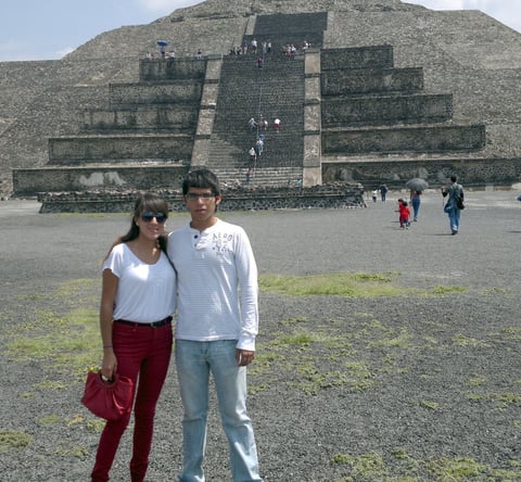 Chava Jiménez y Joss González en Teotihuacan.