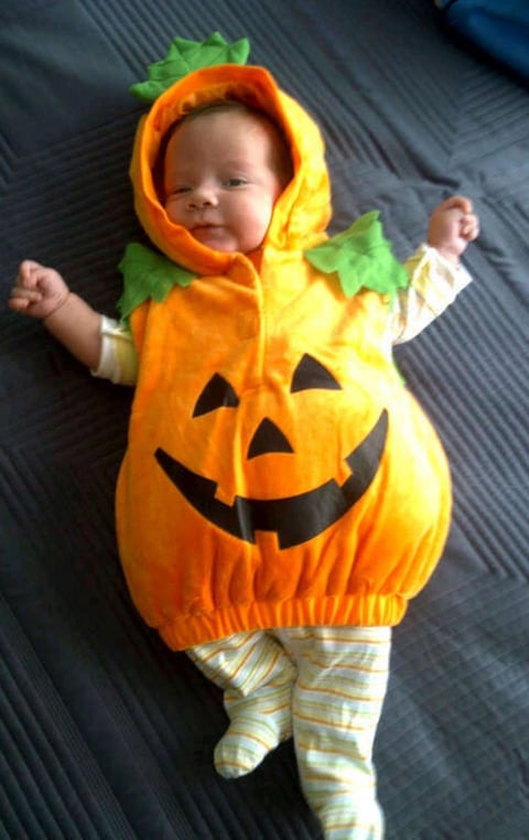 01112012 SU PRIMER FESTEJO.  El pequeÃ±o Arturo luciÃ³ su disfraz de Calabacita.