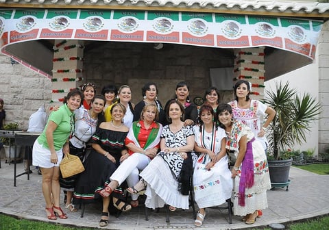 ¡QUÉ VIVA MÉXICO!
Alegre fiesta mexicana fue organizada por las amigas de un grupo de baile, quienes acudieron con vestimenta patria y degustaron variedad de bebidas y platillos típicos.