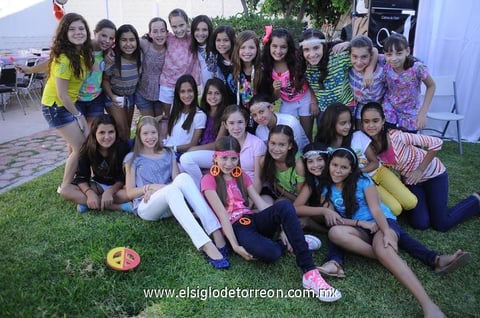 La festejada rodeada de sus amiguitas del cole.