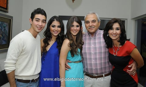 En familia. Susy Villar junto a sus hermanos Javier y Mónica; y sus papás Adolfo y Mónica.