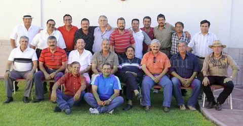 REUNIÓN DE ANIVERSARIO
Amigos de antaño tuvieron amena reunión en una residencia de la ciudad para celebrar los 25 años de haber sido campeones por dos ocasiones con el equipo de futbol al que pertenecían durante sus estudios universitarios.