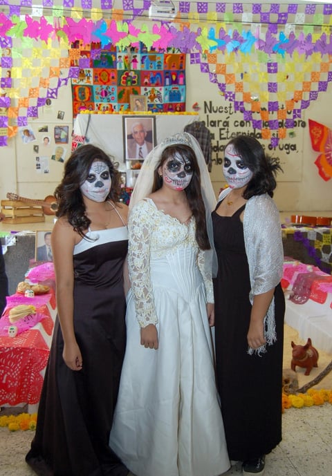 02112012 MIRIAM  Martí­nez, Daniela Nevárez y Arlette Medina.