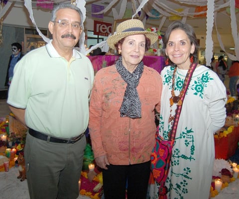 02112012 VíCTOR  Madinaveitia, Alicia Moreno y Becky Webb.