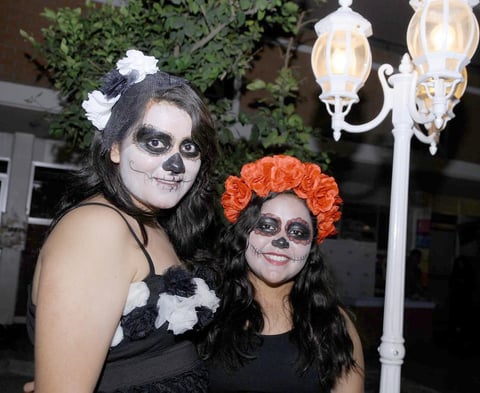 03112012 NOCHE DE LINTERNAS.  Claudia Jiménez y Claudia López.