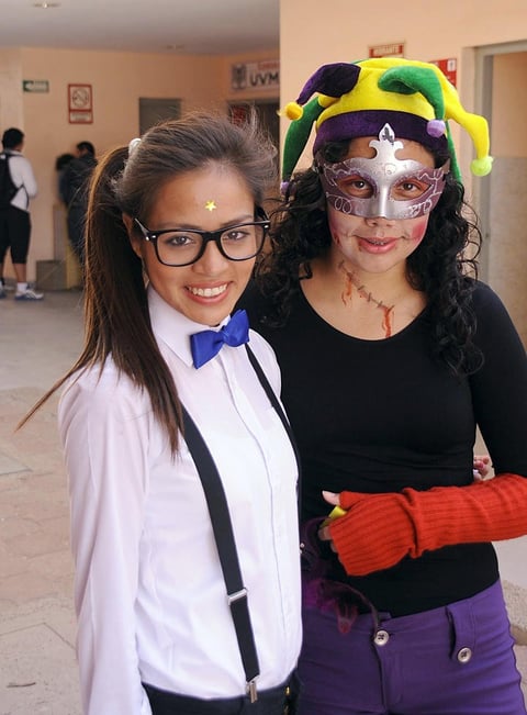 03112012 DE DISFRACES EN LAS AULAS.  Arely Recio y Melissa Pérez lucieron sus atuendos.