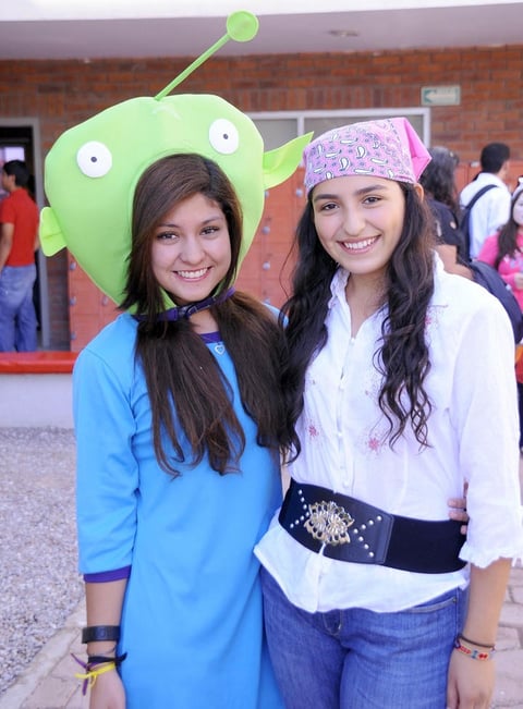03112012 SE DISFRAZAN Y ACUDEN A LAS AULAS.  Zulema y Paola así­ fueron captadas.