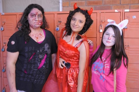 03112012 DE DISFRACES EN LAS AULAS.  Frida, Zuleima y Mirna.