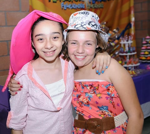 03112012 FIESTA DE SOMBREROS.   Tamara y Paola.