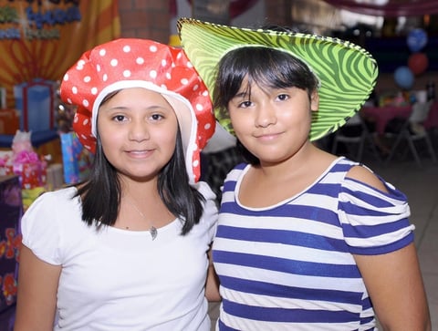 03112012 FIESTA DE ORIGINALES Y LINDOS SOMBREROS.  Lucieron Daniela y Alejandra.