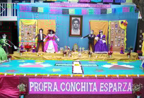 03112012 ALUMNOS  y maestros del colegio América decoraron un enorme altar de muertos.